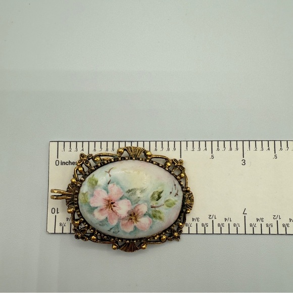 Handpainted Floral Victorian Style Gold tone Vintage Ceramic Pendant / Brooch - Picture 12 of 14
